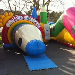 Le tunnel des crayons de couleur