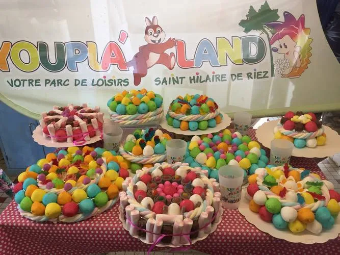 Table d'anniversaire garnie de bonbons au stand Youpla'Land