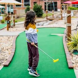 Un enfant au mini-golf