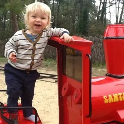Un petit garçon sur le train Santa Fé